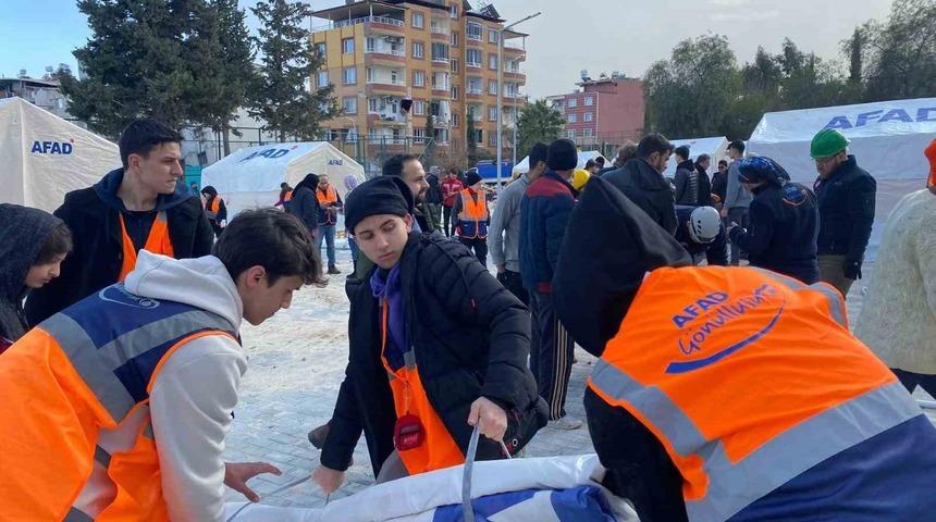 Ekipleri enkazda, gönüllüleri vatandaşın yanında