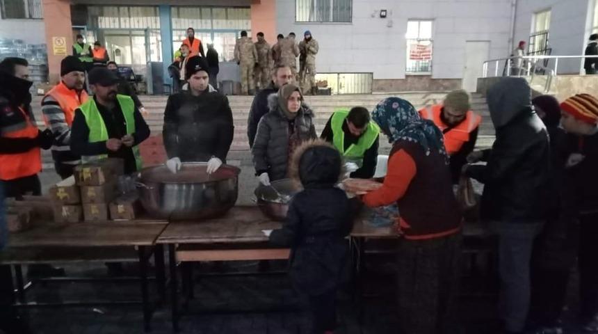 Akhisarlı öğrencilerin mutfağı 6 bin depremzedeye yemek hizmeti veriyor