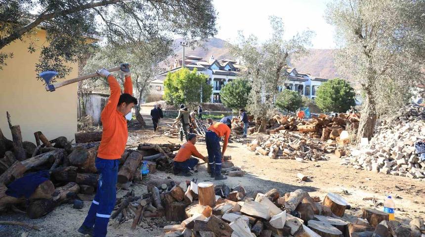 Marmaris’ten deprem bölgesine yakacak desteği sürüyor
