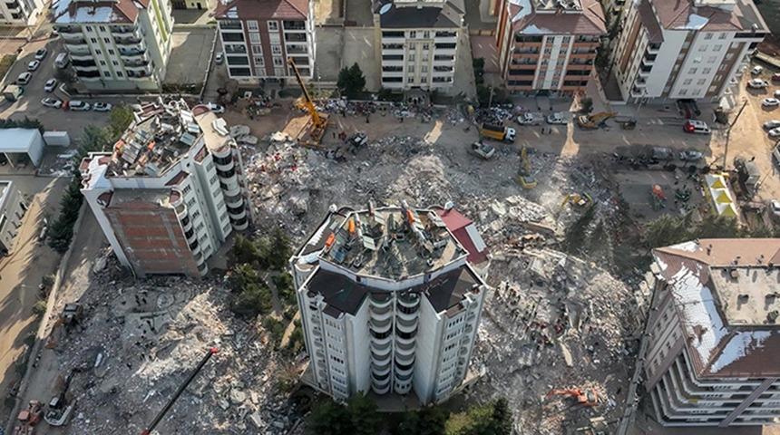 Herkes bu sorunun yanıtını merak ediyor! Aynı yerde bir bina sapasağlam dururken diğeri nasıl yıkıldı? Uzmanlar açıkladı