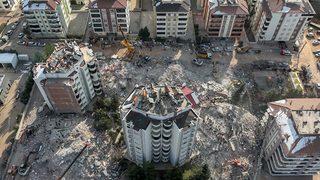 Herkes bu sorunun yanıtını merak ediyor! Aynı yerde bir bina sapasağlam dururken diğeri nasıl yıkıldı? Uzmanlar açıkladı