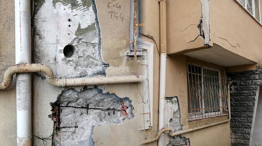 'Çok riskli' dendi ama halen insanlar yaşıyor! İstanbul'da 48 yıllık site bir türlü yıkılamıyor, nedeni ise...