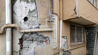 'Çok riskli' dendi ama halen insanlar yaşıyor! İstanbul'da 48 yıllık site bir türlü yıkılamıyor, nedeni ise...