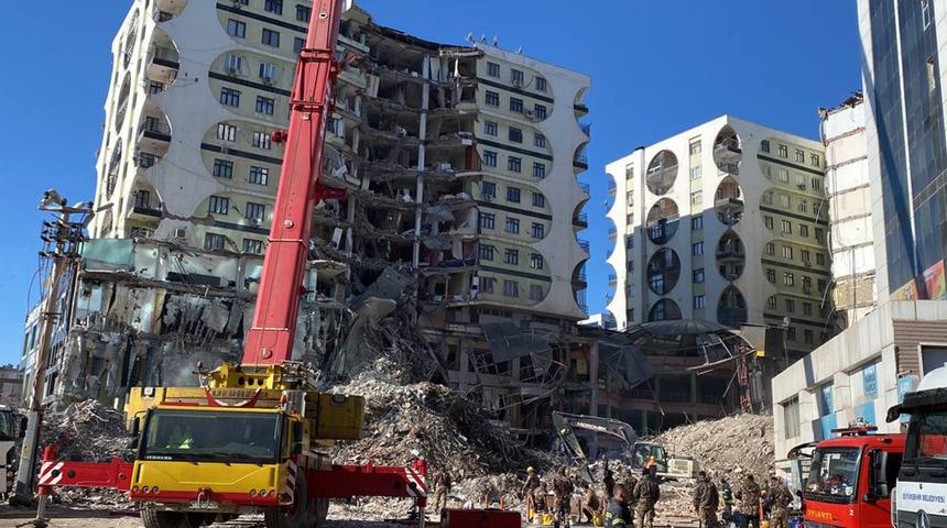 Yakalama kararı bulanan 2 müteahhit, kendi yaptıkları binalarda öldü