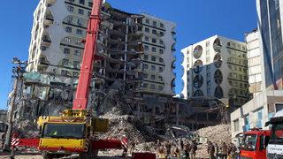 Yakalama kararı bulanan 2 müteahhit, kendi yaptıkları binalarda öldü