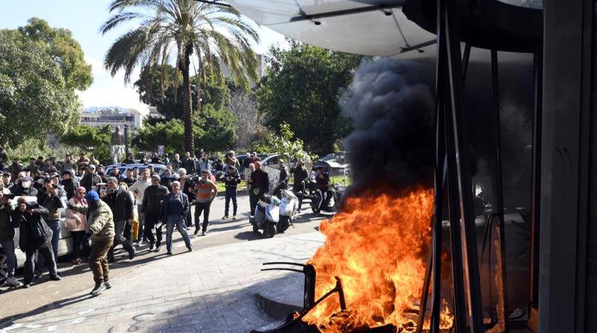 Lübnan’da ortalık karıştı! Halk banka şubelerini ateşe verdi