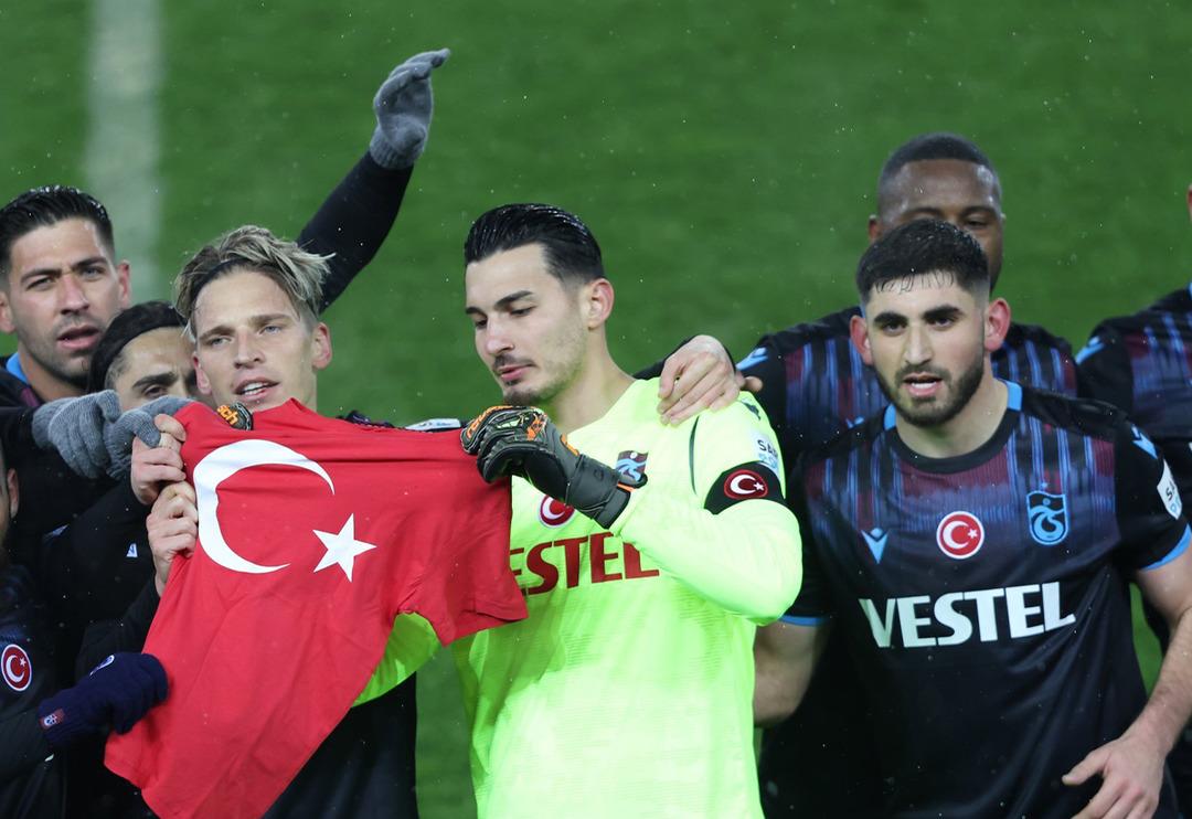 Trabzonspor'un gol&uuml;nde t&uuml;yler diken diken oldu! Kalesini t&uuml;m hızıyla terk edip T&uuml;rk bayrağına doğru koşan Uğurcan &Ccedil;akır sosyal medyanın g&uuml;ndeminde...