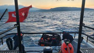 İzmir açıklarında geri itilen 10 düzensiz göçmen kurtarıldı