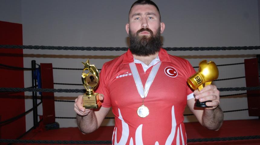 Profesyonel kick boksçu Dursun altın eldivenini depremzedeler için açık artırmaya çıkardı