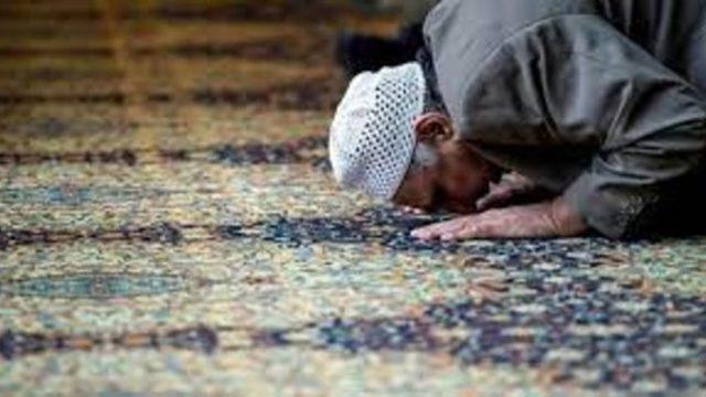 Miraç Kandili 100 rekat namaz nasıl kılınır, nasıl niyet edilir? Diyanet Miraç Kandili 100 rekatlık namaz kılınışı