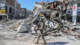 Mehmetçik, İskenderun'da yıkılan binaların enkazında nöbet tutuyor