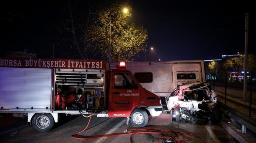 GÜNCELLEME  Bursa'da işçileri taşıyan midibüs devrildi