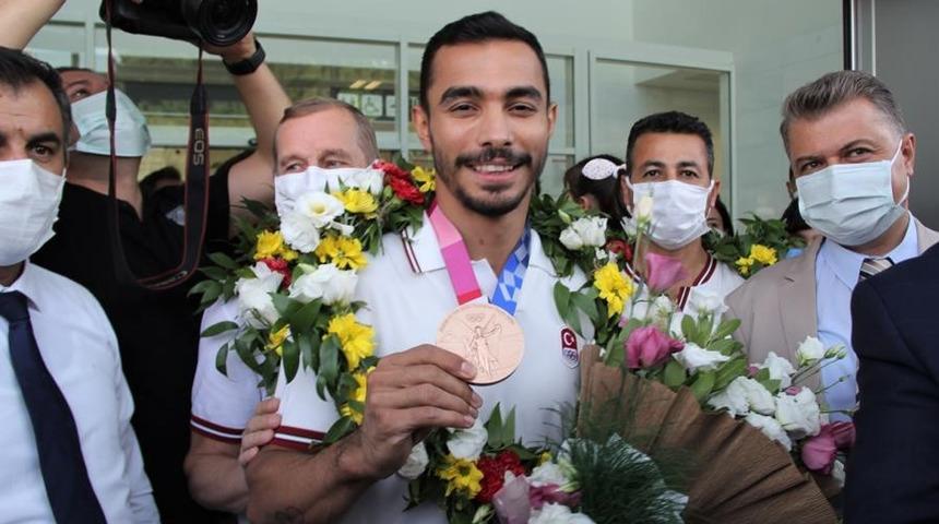 Ferhat Arıcan ile Adem Asil, depremzedeler için bilekliklerini açık artırmaya çıkardı
