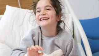 Minik Derin'den yürekleri ısıtan gülüş... AFAD ekipleri tarafından kurtarıldı, depremin izlerini silmeye çalışıyor! Annesi ise enkazda bulunamayan oğlunu arıyor