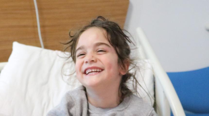 Minik Derin'den yürekleri ısıtan gülüş... AFAD ekipleri tarafından kurtarıldı, depremin izlerini silmeye çalışıyor! Annesi ise enkazda bulunamayan oğlunu arıyor