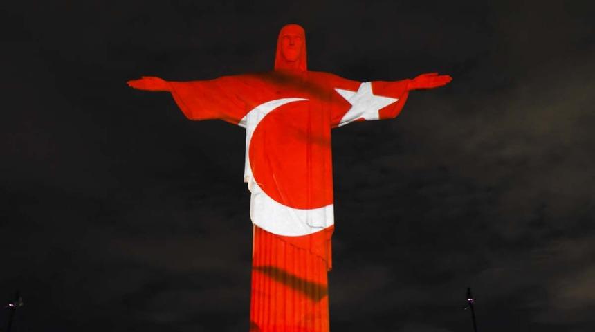 Deprem felaketinin ardından Brezilya'da duygulandıran görüntü! Dünyaca ünlü Kurtarıcı İsa heykeline Türk Bayrağı yansıtıldı