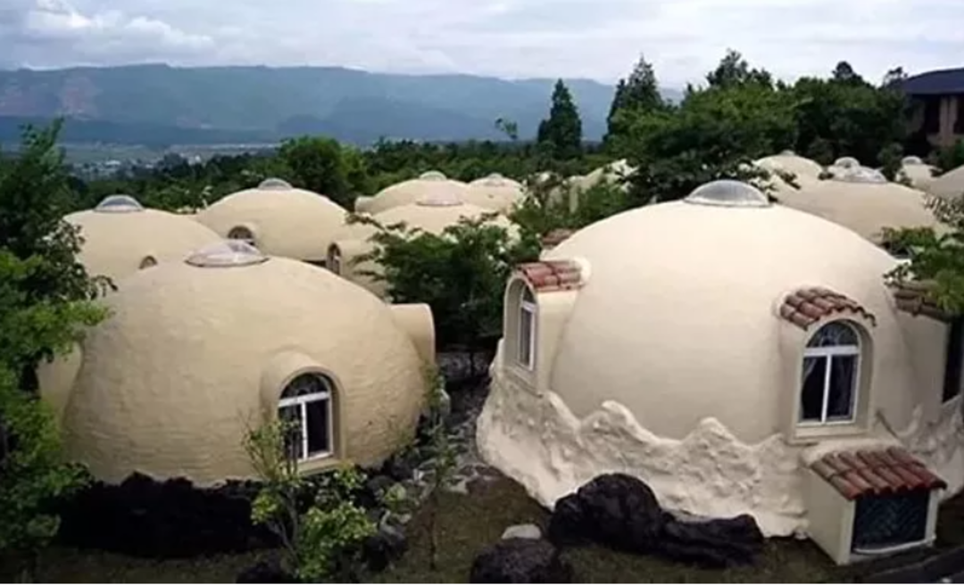 Japonya&rsquo;daki 7.0 b&uuml;y&uuml;kl&uuml;ğ&uuml;ndeki depremin ardından k&ouml;p&uuml;k evler ortaya &ccedil;ıktı! Yapımı 7 g&uuml;n s&uuml;r&uuml;yor, 300 yıl dayanıyor