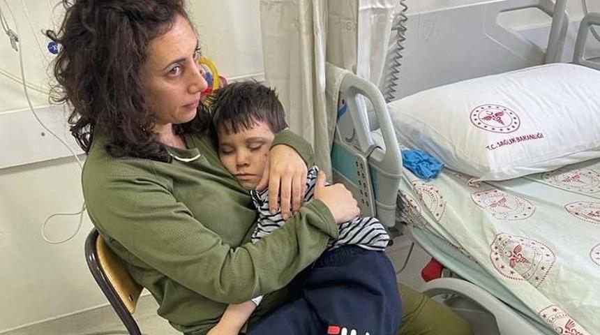 Uyuyana kadar kucağında tuttu... Ekibi ülkesine dönmesine rağmen İsrailli Yosefit küçük Aras'ı bırakamadı! Duygulandıran kareyi paylaştılar