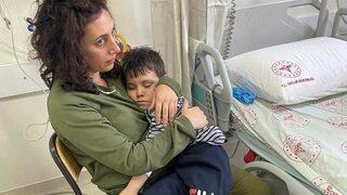 Uyuyana kadar kucağında tuttu... Ekibi ülkesine dönmesine rağmen İsrailli Yosefit küçük Aras'ı bırakamadı! Duygulandıran kareyi paylaştılar