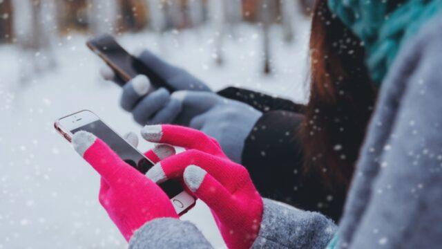 Ellerinizi sıcak tutarken rahatça telefon kullanmanızı sağlayacak en iyi dokunmatik ekran eldivenleri