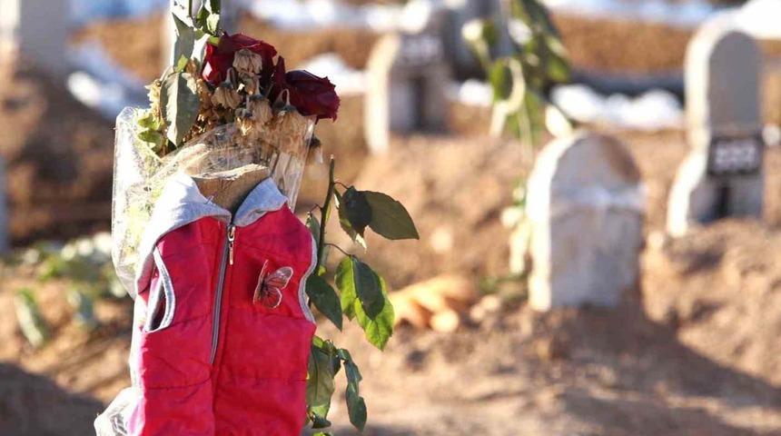 Son giydiği kıyafet... Her kare gözyaşlarına boğdu! Deprem felaketinin ardından mezarlıkta yürek yakan manzara