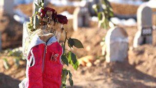 Son giydiği kıyafet... Her kare gözyaşlarına boğdu! Deprem felaketinin ardından mezarlıkta yürek yakan manzara