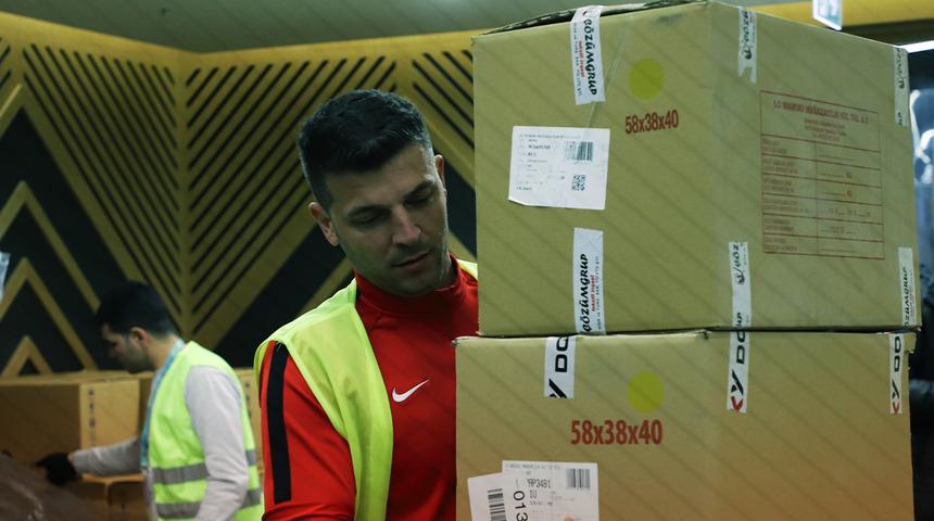 Süper Lig hakemi Ümit Öztürk, depremzedelerin yaralarını sarmak için gönüllü çalışıyor!