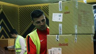 Süper Lig hakemi Ümit Öztürk, depremzedelerin yaralarını sarmak için gönüllü çalışıyor!