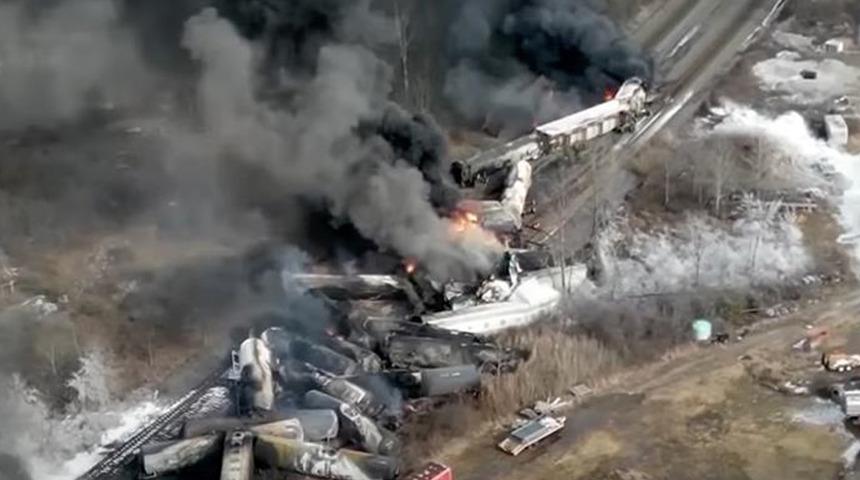 ABD'de tren kazasından yayılan kimyasal maddeler paniğe neden oldu! "Toprağa sızıyor"