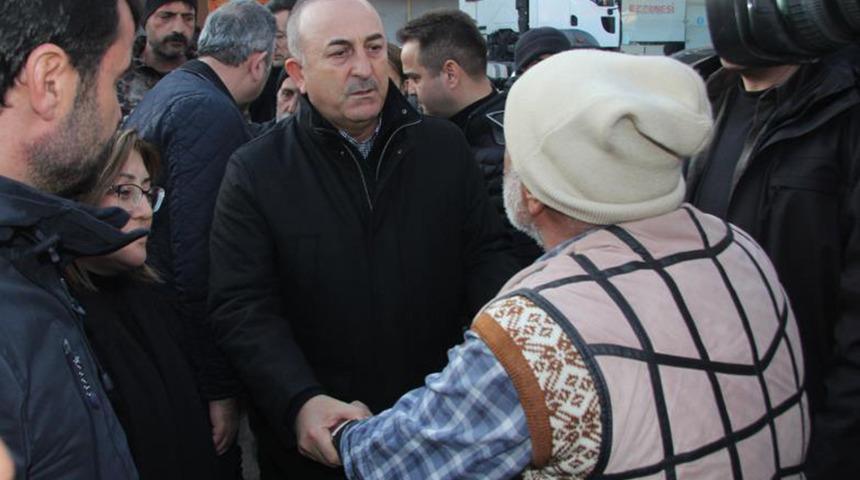 Dışişleri Bakanı Çavuşoğlu depremzedeleri ziyaret etti!