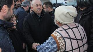 Dışişleri Bakanı Çavuşoğlu depremzedeleri ziyaret etti!