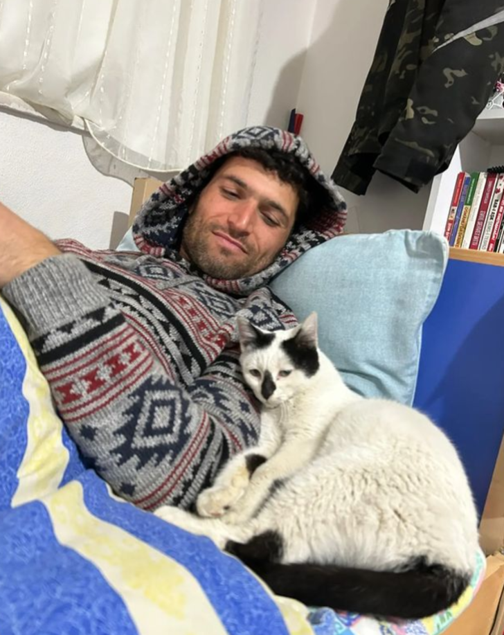 Göçük altından kurtardığı kediyi sahibi çıkmayınca sahiplendi! Bir an olsun yanından ayrılmıyor...‘Enkaz emin ellerde’ G2