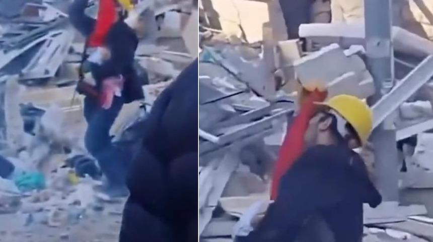 Depremin en acı görüntüsü! Enkazda çocuğunun kıyafetlerini bulan babanın feryadı herkesi ağlattı…