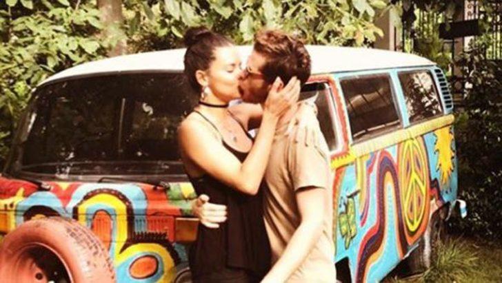 Adriana Lima, öpüşmek için ayakkabılarını çıkarttı! G2