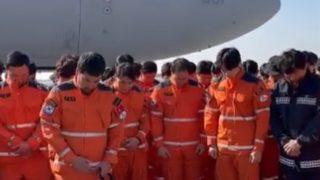 Güney Koreli arama kurtarma ekibinden ölenler için saygı duruşu! Tüyleri diken diken eden anlar...