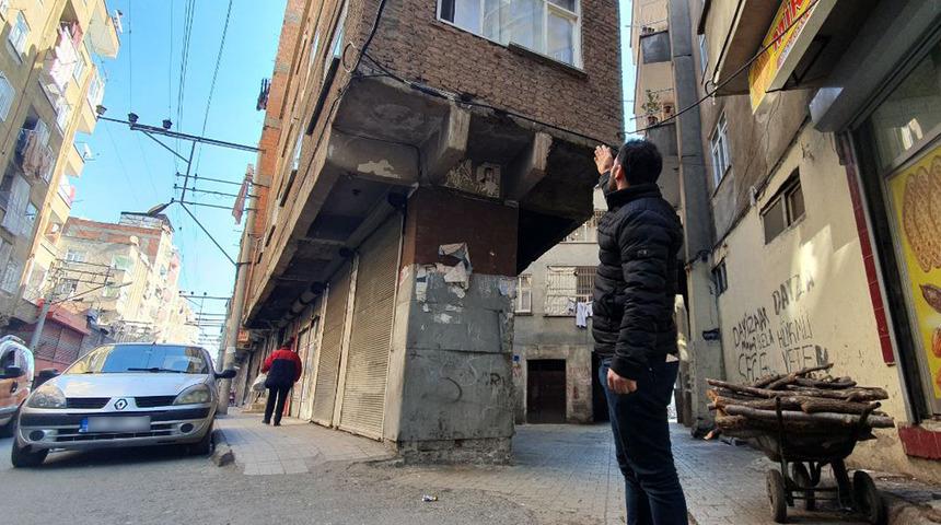 'Artçı depremleri normal deprem gibi hissediyoruz' Yapısıyla şaşkına çeviren bina çökme riskiyle karşı karşıya