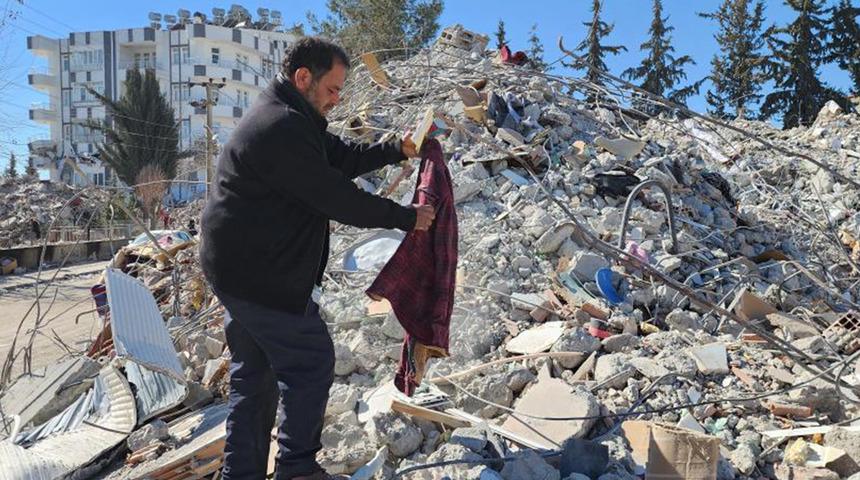 Enkazdan önce üniversite öğrencisi oğlunu kurtardı! Şimdi ise ders notlarını arıyor