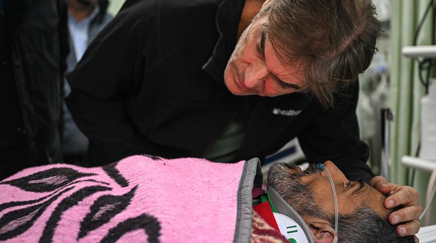 Mehmet Öz, Hatay’da depremzedeleri ziyaret etti! Dikkatle dinledi…