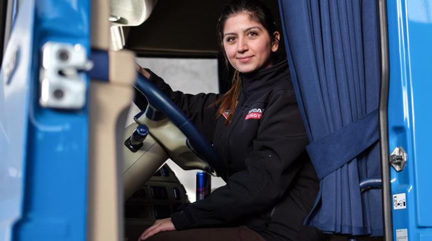 Fransa'dan kendi tırıyla yardım getirdi! 24 yaşındaki kadın Kahramanmaraş’a ulaştı