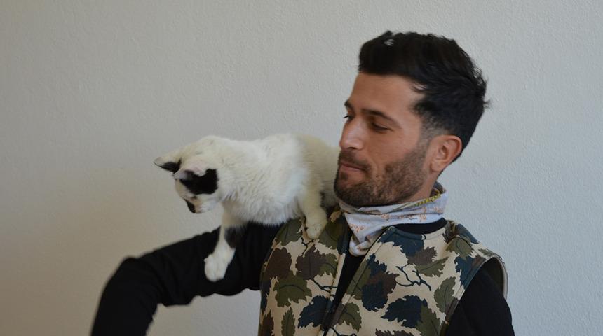 İtfaiye eri enkazdan 129'uncu saatte kurtardığı kediyi sahiplendi