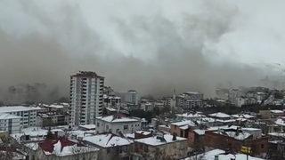 Kahramanmaraş'taki 2. depremin hemen ardından çekildi! Toz bulutu bir anda gökyüzünü kapladı