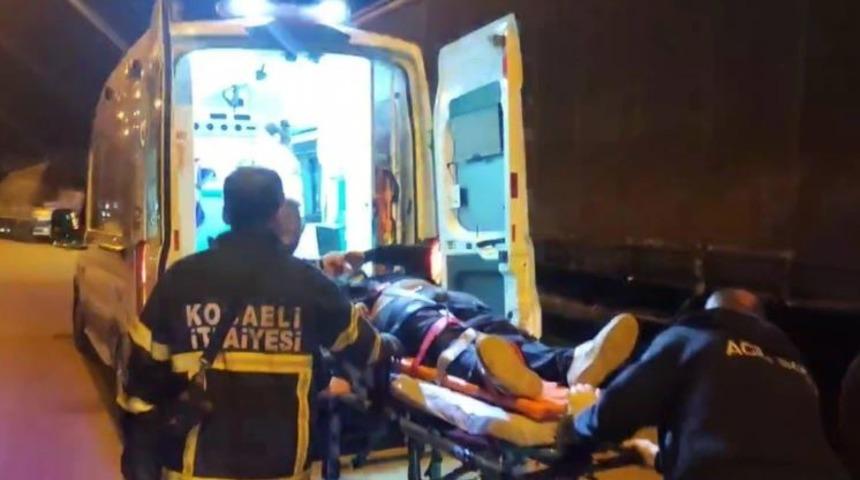 Park halindeki TIR'a çarptı, yaralanan arkadaşını araçta bırakıp kaçtı