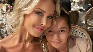 Ayşegül Yıldız kızı Elif Ada'yla birlikte başörtülü poz verdi! Yorum yağdı