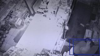 Deprem anına ait dehşete düşüren görüntü! 1 ton ama beşik gibi sallandı