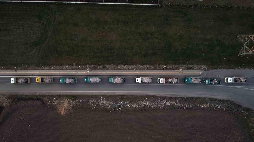 Deprem sonrası dikkat çeken görüntü... Metrelerce kuyruk oluştu! 'Günde 6 veya 7 kere gidip geliyoruz'