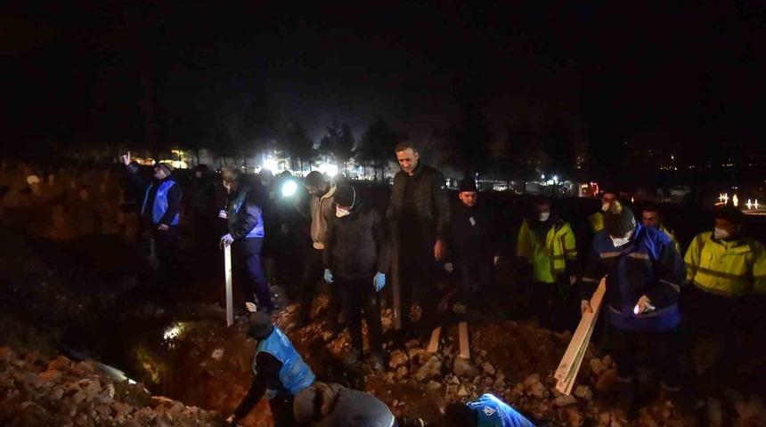 Deprem bölgesinde yürek yakan görüntü! Gece gündüz devam ediyor