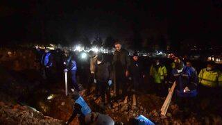 Deprem bölgesinde yürek yakan görüntü! Gece gündüz devam ediyor