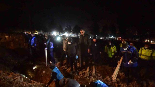 Deprem bölgesinde yürek yakan görüntü! Gece gündüz devam ediyor