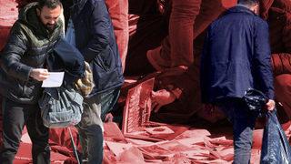 Enkazların arasında anılarını arıyorlar! Adana'da yürekleri burkan görüntü: Bir fotoğraf karesi için bile saatlerce çabalıyorlar