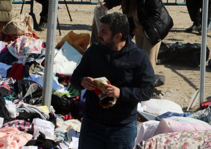 Enkazların arasında anılarını arıyorlar! Adana'da yürekleri burkan görüntü: Bir fotoğraf karesi için bile saatlerce çabalıyorlar G2